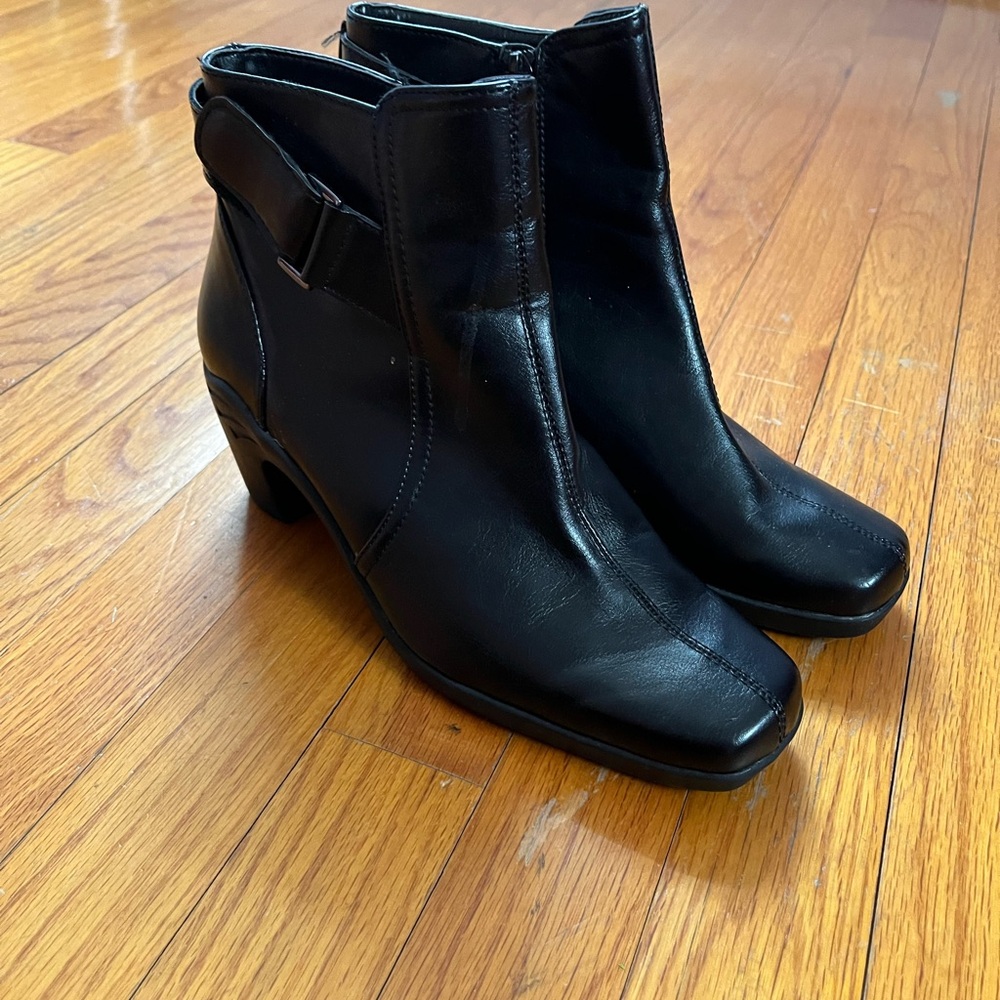 Aerosoles Women’s 7.5 Black Leather Ankle Boots - Classic Heel